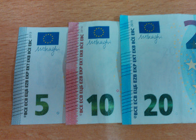 Striations of the new 5€, 10€ and 20€ banknotes