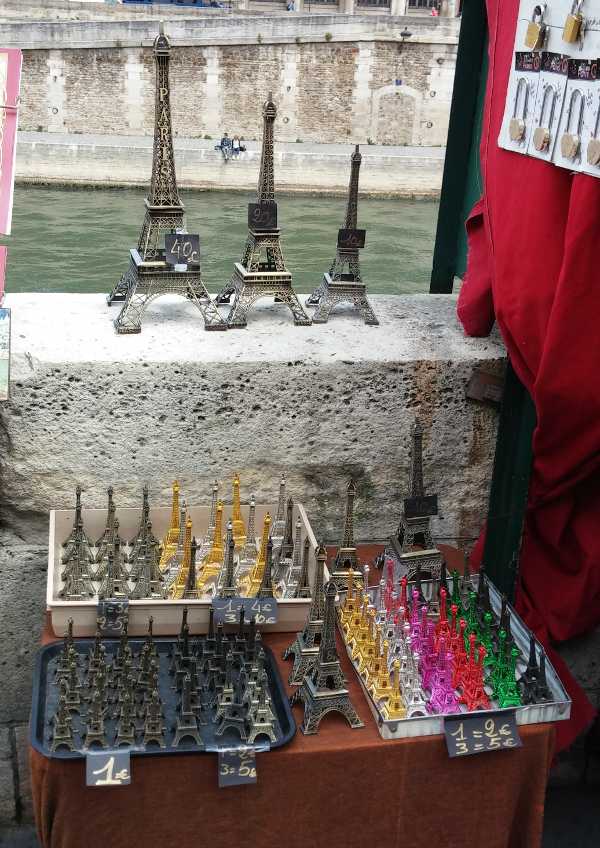 Stand with Eiffel-tower-models in different sizes.